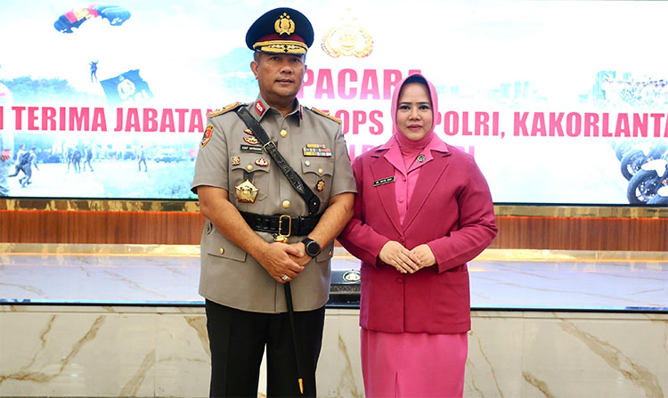 Brigadir Jenderal Polisi Asep Safrudin bersama istri - (Sumber: Humas Mabes Polri)