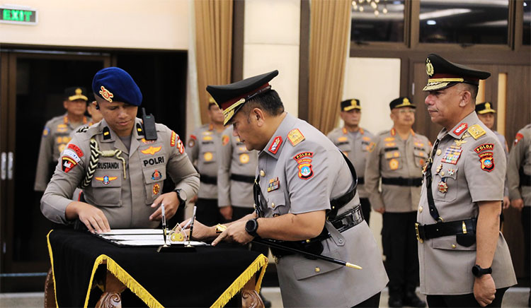 Brigadir Jenderal Polisi Asep Safrudin, S.I.K.,M.H., (tengah) sedang menandatangani berita acara serah terima jabatan Kapolda Kepri yang berlangsung di Rupatama Mabes Polri Jalan Trunojoyo, Jakarta Selatan - (Sumber: Humas Mabes Polri)