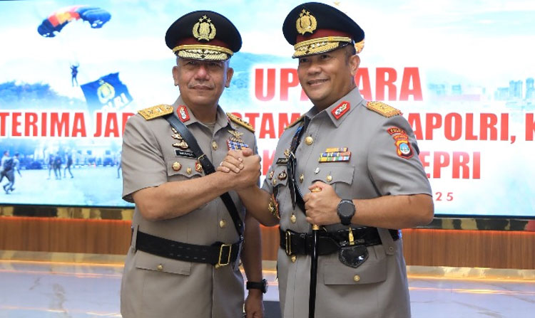 Kapolda Kepri yang baru, Brigadir Jenderal Polisi Asep Safrudin, S.I.K.,M.H. (kiri) bersama mantan Kapolda Kepri, Inspektur Jenderal Polisi Drs. Yan Fitri Halimansyah, M.H., (kanan) yang memasuki masa purna tugas - (Sumber: Humas Mabes Polri)