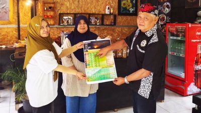 Saya menerima Kalender Sunda Candrakala dari Pelaksana Kegiatan penerus leluhur dari wilayah Pakuan, Bogor yaitu saudari Hj. Elymayanti Padmawijaya – (Sumber: Koleksi pribadi)