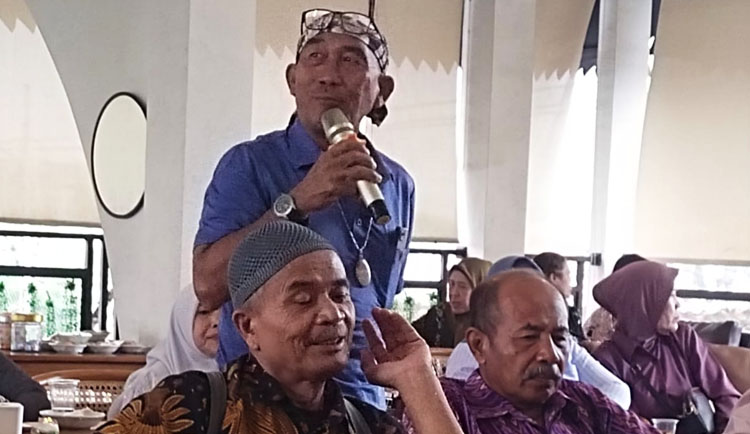 Suasana acara reuni “Reuni Temu Kangen Purnawirawan Perum Kostrad” yang dilaksanakan di Perum PBI Kostrad, Desa Cangkuang, Kecamatan Rancaekek, Kabupaten Bandung, pada Sabtu, 12 April 2025 - (Sumber: Asep Kuswani)