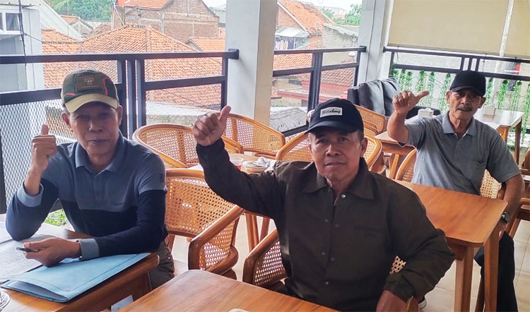 Peserta acara reuni “Reuni Temu Kangen Purnawirawan Perum Kostrad” yang dilaksanakan di Perum PBI Kostrad, Desa Cangkuang, Kecamatan Rancaekek, Kabupaten Bandung, pada Sabtu, 12 April 2025 - (Sumber: Asep Kuswani)