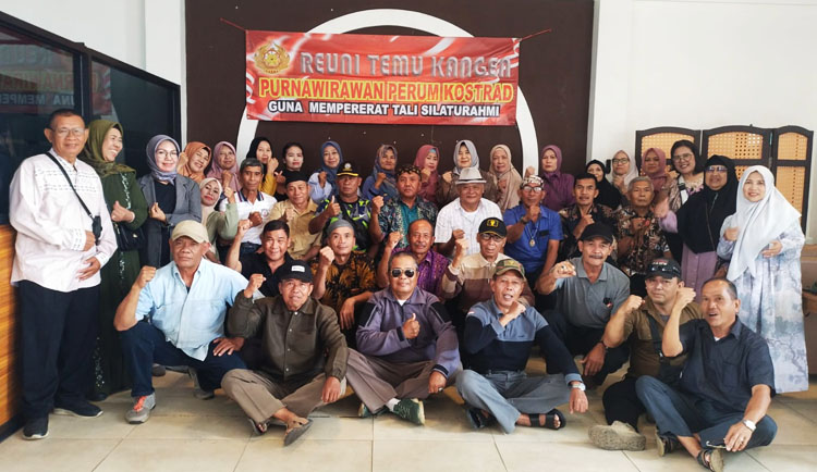 Mayjen TNI (Purn.) Asep Kuswani, S.H., M.Si.Han., foto bersama para peserta acara “Reuni Temu Kangen Purnawirawan Perum Kostrad” pada Sabtu, 12 April 2025 - (Sumber: Asep Kuswani)