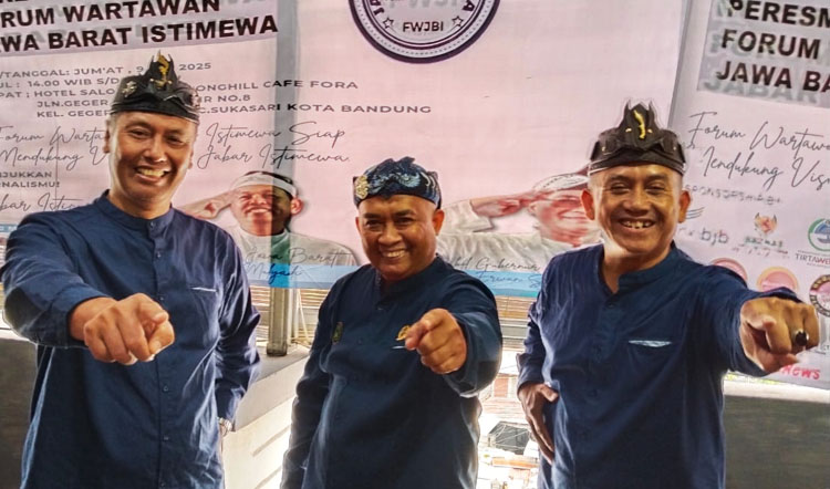 Foto dari kiri ke kanan: Redaktur Pelaksana Asep News, Ir. Jumari Haryadi (kiri), Anggota Pembina FWJBI, Ir. H. Asep Ruslan (tengah), dan Pimpinan Perusahaan MajmusSunda News, H. Asep Zaenal Mustofa, S.K.M., M.Epid. - (Sumber: Arie/Asep News)