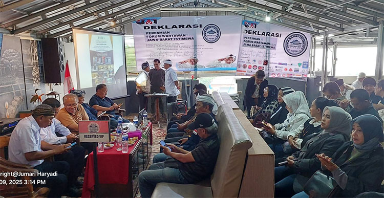 Suasana acara Forum Wartawan Jawa Barat Istimewa (FWJBI) yang berlangsung pada Jumat (09/05/2025) di Hotel Salon Fora & Longhill Café, Kota Bandung - (Sumber: Arie/Asep News)