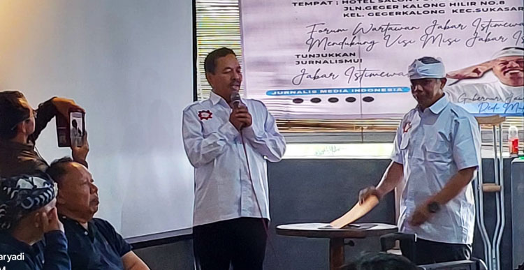 Ketua Umum DPP JMI, Ngadi Utomo (tengah, memegang mike) saat menyampaikan kata sambutannya - (Sumber: Arie/Asep News)