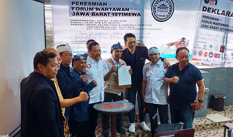 oto bersama para tokoh media setelah pembacaan Deklarasi Forum Wartawan Jawa Barat Istimewa (FWJBI) - (Sumber: Arie/Asep News)