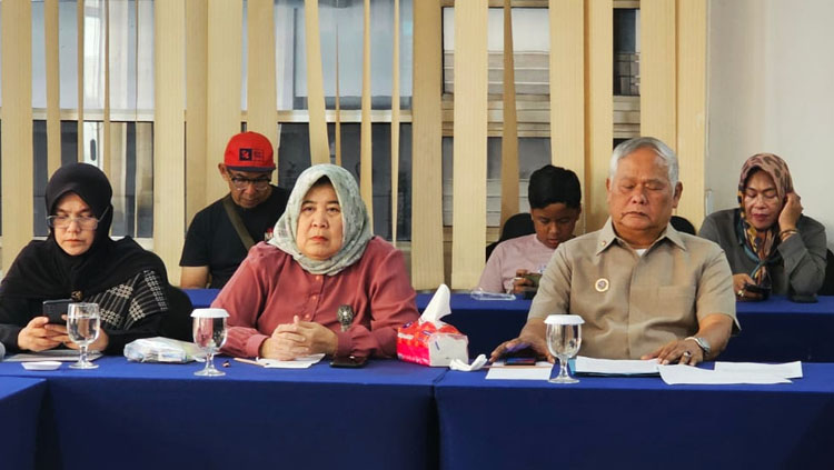 Foto depan (dari kiri ke kanan): Hj. Elimayanti Padmawijaya, Hajah Anak Agung Ngurah Sri Artini, dan Mayjen TNI (Purn.) Asep Kuswani - (Sumber: AZM)