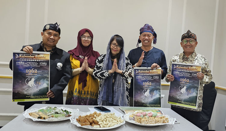 Peserta Daring Grand Launching Pabaru Sunda 1962 Caka Sunda, dari kiri Asep Ruslan, Elimayanti Padmawijaya, Miranda H. Wihardja, Abah Endjum dan Asep Zaenal Mustofa - (Sumber: AZM)