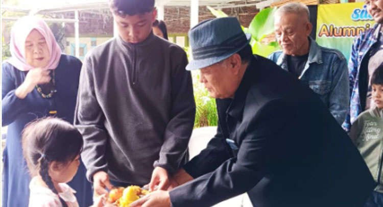 Menyerahkan nasi tumpeng kepada cucu tercinta - (Sunber: Koleksi pribadi)
