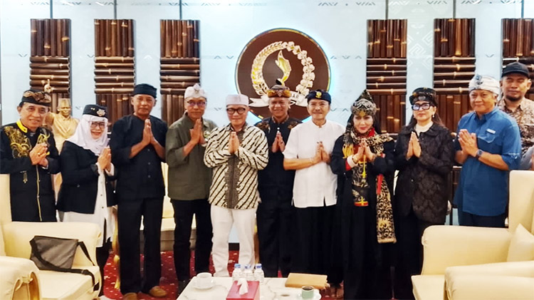 Foto bersama Ketua Umum Masda Jawa Barat, Abah Anton beserta anggotanya dengan Ketua DPRD Jawa Barat, Buky Wibawa pada Jumat (24/04/2026) – (Sumber: RR. Okki Jusuf Judanagara)