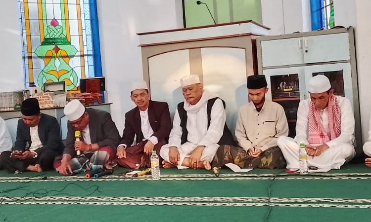 Penulis (ketiga dari kanan) saat melaksanakan zikir bersama para jamaah lainnya - (Sumber: ASep Kuswani)