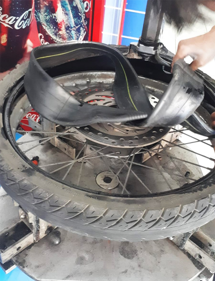 Ban motor pecah - (Sumber: Didin/BJN)