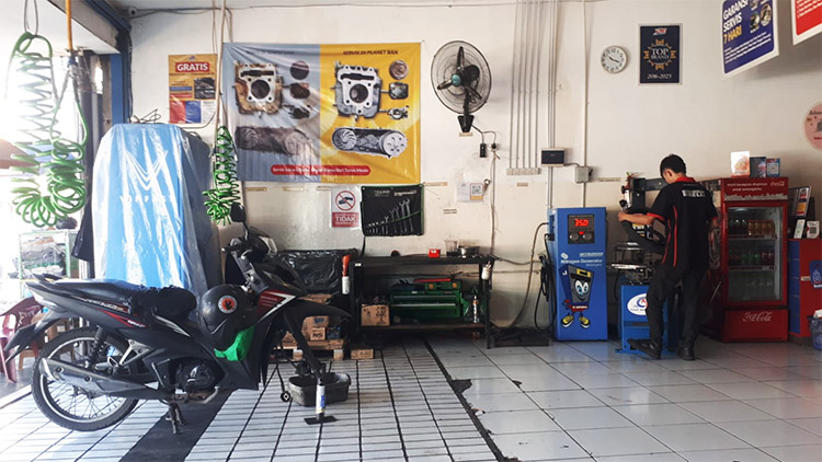 Ganti ban motor di Planet Ban - (Sumber: Didin/BJN)