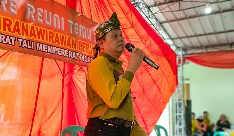 Saya ketika memberikan kata sambutan dalam acara temu kangen keluarga besar Army Purnawirawan PBI Kostrad pada Kamis (12/09/2026) - (Sumber: ASep News)