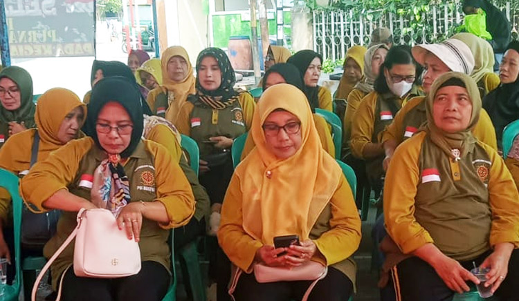 Ibu-ibu yang hadir dalam acara temu kangen keluarga besar Army Purnawirawan PBI Kostrad pada Sabtu (12/09/2026) - (Sumber: Asep News)
